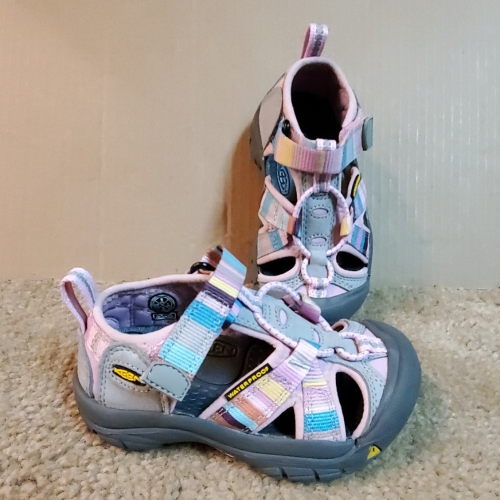 Keen girls size 9 pink